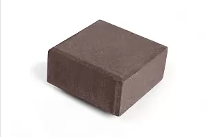 Тротуарная плитка Квадрат "Антик" 3к8ф Нобетек 140х140х80 коричневая верхний прокрас на сером ц. купить в "Строй-Ресурсе"